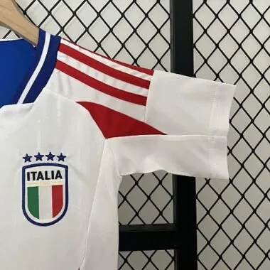 Equipamentos infantis da Itália para jogos fora de casa de 2024
