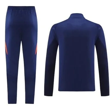 Equipaciones de manga larga de España 2024: trajes con chaqueta azul marino
