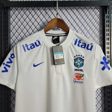 21-22 Brazilië: Witte wedstrijdtenue
