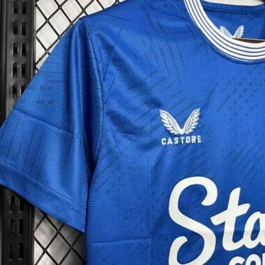 Divisa da calcio dell'Everton per le partite in casa, 24-25