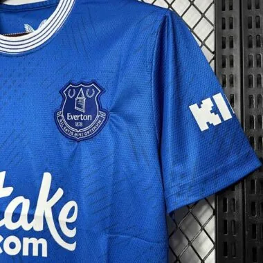 Divisa da calcio dell'Everton per le partite in casa, 24-25