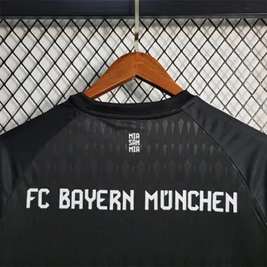 23-24 Bayern black goalkeeper