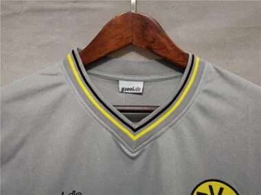 2000, partido fuera de casa en Dortmund, gris