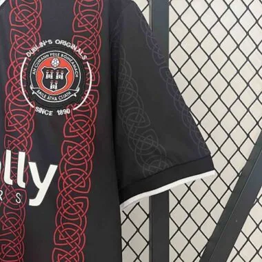 Camisa de jogo em casa do Bohemian F.C. (24-25)