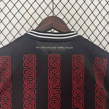 Camisa de jogo em casa do Bohemian F.C. (24-25)