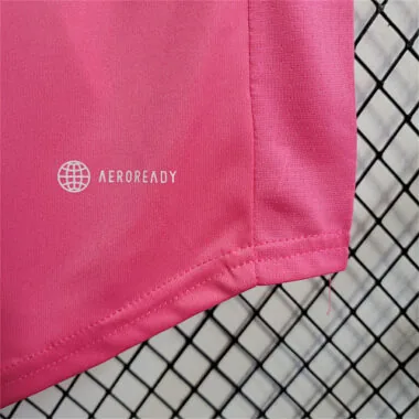 22-23 Women's Wear International Pink Special Edition