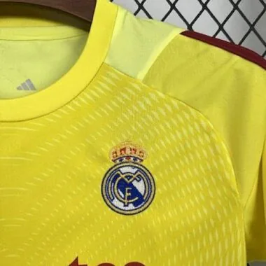 2025/26 Real Madrid jaune gardien kits enfant kits enfant maillot de football photo de l'album 9