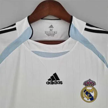 Equipación blanca de prepartido del Real Madrid 22-23