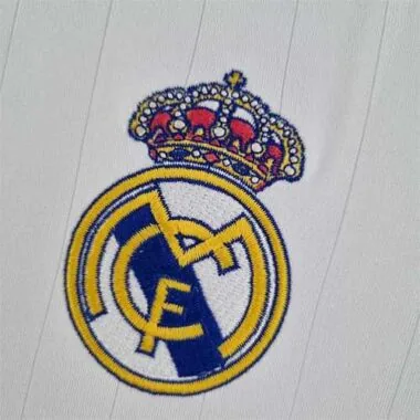 Equipación blanca de prepartido del Real Madrid 22-23