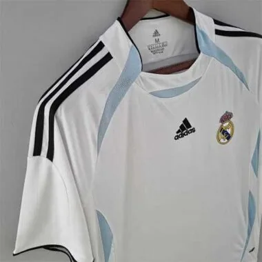 Equipación blanca de prepartido del Real Madrid 22-23