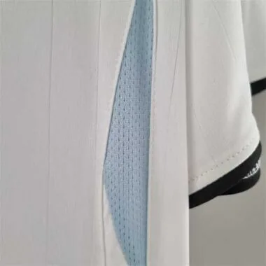 Equipación blanca de prepartido del Real Madrid 22-23
