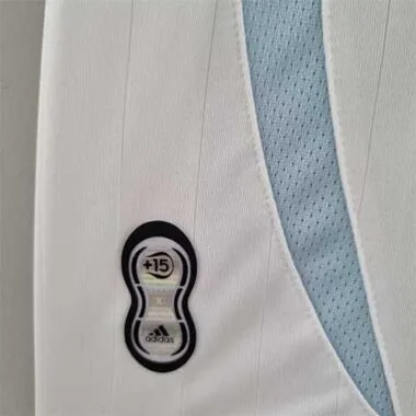 Equipación blanca de prepartido del Real Madrid 22-23