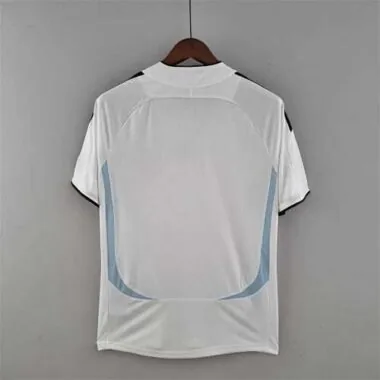 Equipación blanca de prepartido del Real Madrid 22-23