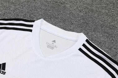 Equipación de entrenamiento del Real Madrid 22-23, color blanco