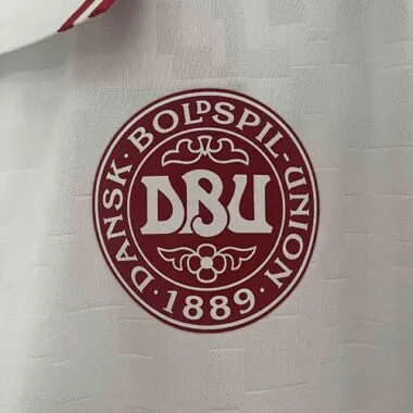 Equipación visitante de Dinamarca para la Eurocopa 2024