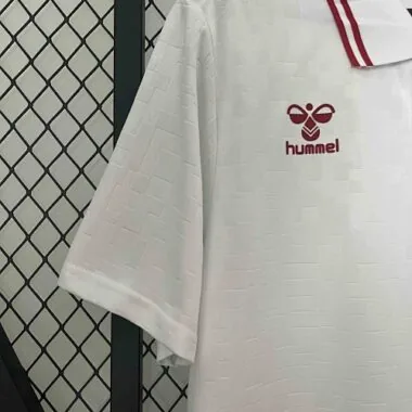 Equipación visitante de Dinamarca para la Eurocopa 2024