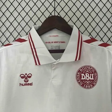 Equipación visitante de Dinamarca para la Eurocopa 2024