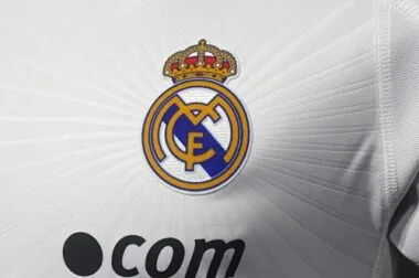 Camiseta de local del Real Madrid de la temporada 2010-11 (edición retro) para jugador