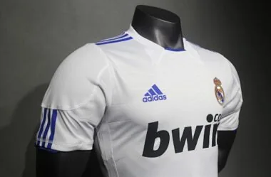 Camiseta de local del Real Madrid de la temporada 2010-11 (edición retro) para jugador
