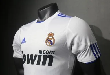Camiseta de local del Real Madrid de la temporada 2010-11 (edición retro) para jugador