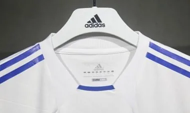 Camiseta de local del Real Madrid de la temporada 2010-11 (edición retro) para jugador