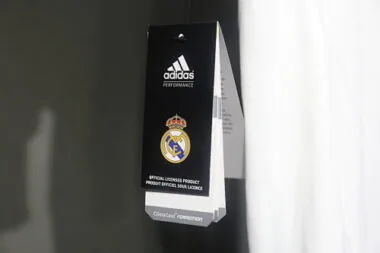 Camiseta de local del Real Madrid de la temporada 2010-11 (edición retro) para jugador