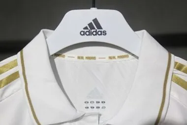 Camiseta de local del Real Madrid de la temporada 2010-11 (edición retro) para jugador