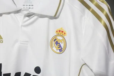 Camiseta de local del Real Madrid de la temporada 2010-11 (edición retro) para jugador