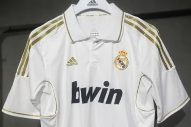 Camiseta de local del Real Madrid de la temporada 2010-11 (edición retro) para jugador