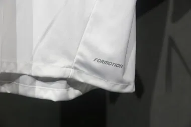 Camiseta de local del Real Madrid de la temporada 2010-11 (edición retro) para jugador