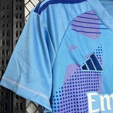 Equipamento azul de guarda-redes do Real Madrid 24-25