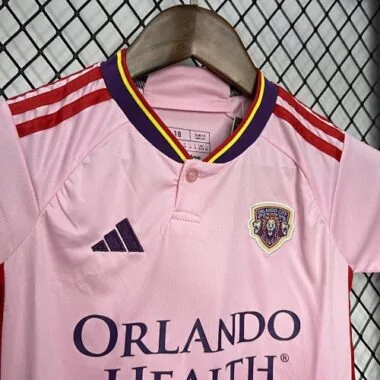 Equipaciones infantiles para los partidos fuera de casa del Orlando City, temporadas 24-25: ropa para jóvenes