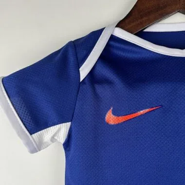 23–24 Chelsea Baby-Heimtrikot, Größe 9–12, bestes Fußballtrikot