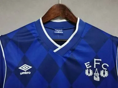 86-87: Camiseta azul de local del Everton