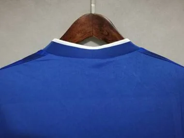 86-87: Camiseta azul de local del Everton