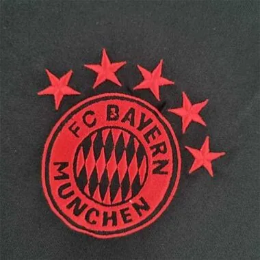 Fato de treino do Bayern 22-23, preto com rebordo vermelho