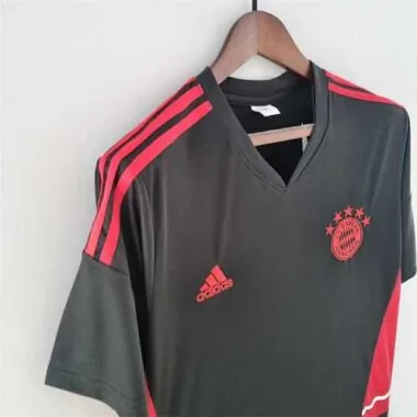 Fato de treino do Bayern 22-23, preto com rebordo vermelho