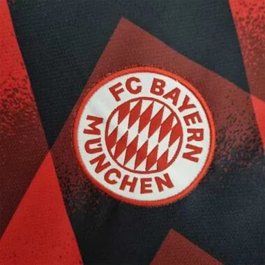 22-23 Bayern-trainingspak met rood geometrisch patroon