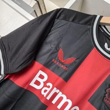 23-24 Thuistenue van Bayer 04 Leverkusen