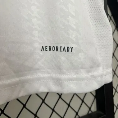 Thuis Tenue van Real Madrid uit 24-25 met allerlei emblemen
