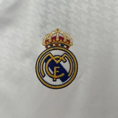 Thuis Tenue van Real Madrid uit 24-25 met allerlei emblemen