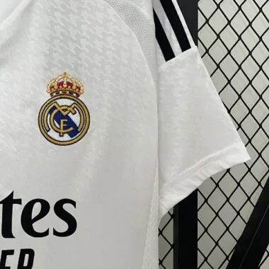 Thuis Tenue van Real Madrid uit 24-25 met allerlei emblemen