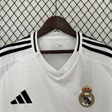 Thuis Tenue van Real Madrid uit 24-25 met allerlei emblemen