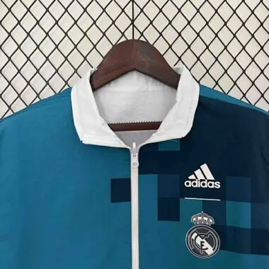 Chaqueta tipo gabardina reversible del Real Madrid 23-24, blanca y azul, con dos caras