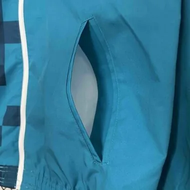 Chaqueta tipo gabardina reversible del Real Madrid 23-24, blanca y azul, con dos caras