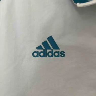 Chaqueta tipo gabardina reversible del Real Madrid 23-24, blanca y azul, con dos caras