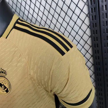 23-24 Real Madrid, versão com camisola amarela