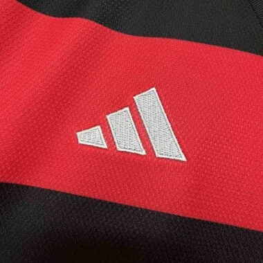 Camiseta local del Flamengo de la temporada 24-25 con todos los patrocinadores