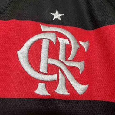 Camiseta local del Flamengo de la temporada 24-25 con todos los patrocinadores
