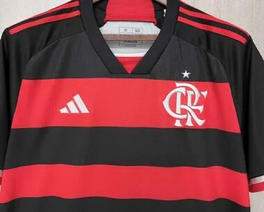 Camiseta local del Flamengo de la temporada 24-25 con todos los patrocinadores